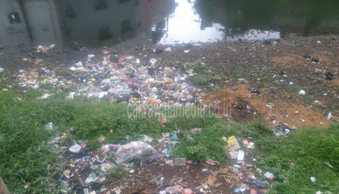 Warga Burujul Keluhkan Tumpukan Sampah Sungai Ciloseh