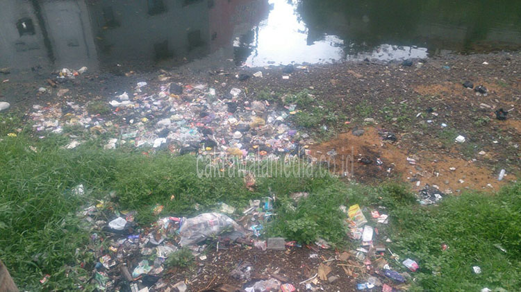 Warga Burujul Keluhkan Tumpukan Sampah Sungai Ciloseh