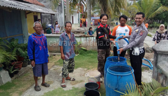 Shooter Poachers Club Pangandaran Bagikan Air Bersih Kepada Warga