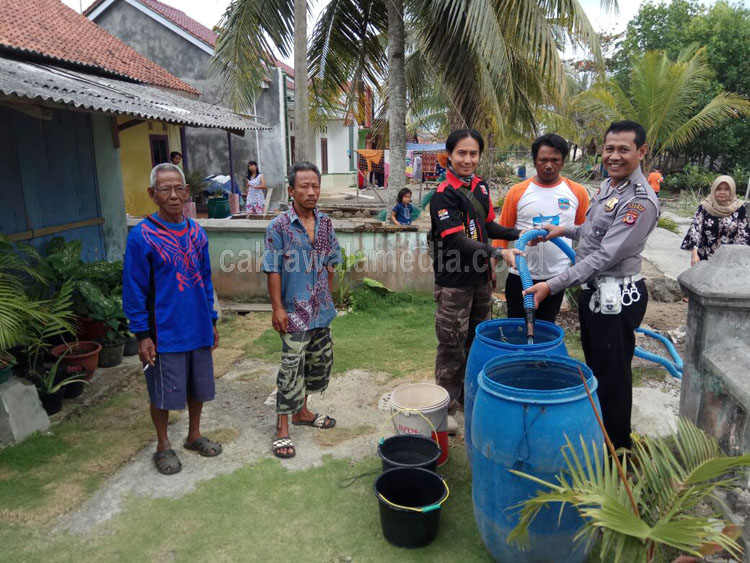 Shooter Poachers Club Pangandaran Bagikan Air Bersih Kepada Warga