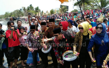 Hajat Laut Tahun Ini Larung Sesaji Kepala Kerbau Diganti Dengan Tabur Bunga