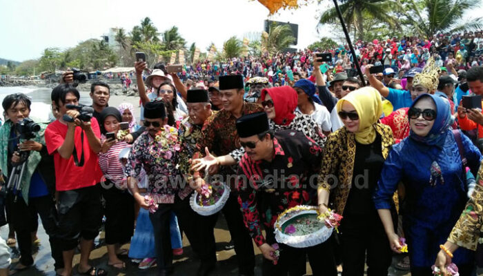 Hajat Laut Tahun Ini Larung Sesaji Kepala Kerbau Diganti Dengan Tabur Bunga