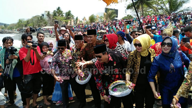 Hajat Laut Tahun Ini Larung Sesaji Kepala Kerbau Diganti Dengan Tabur Bunga