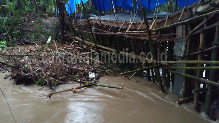 Diterjang Banjir Bandang, 2 Jembatan di Desa Sukahurip Ambruk