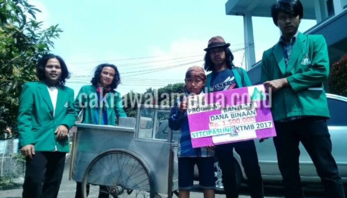 Ucrit Pengamen Cilik Itu Sumringah, Saat Mahasiswa Beri Hadiah Roda
