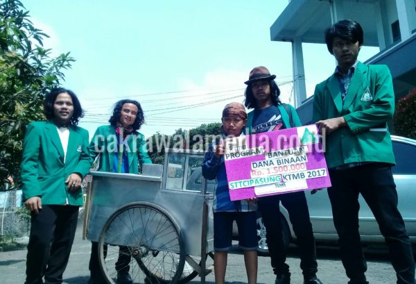 Ucrit Pengamen Cilik Itu Sumringah, Saat Mahasiswa Beri Hadiah Roda