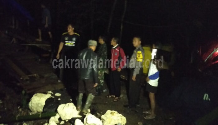 Jembatan Ambruk, Kini Ratusan Kepala Keluarga di Desa Sukahurip Terisolir