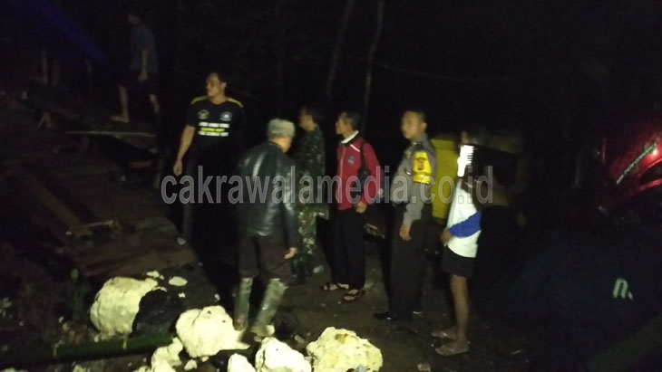 Jembatan Ambruk, Kini Ratusan Kepala Keluarga di Desa Sukahurip Terisolir
