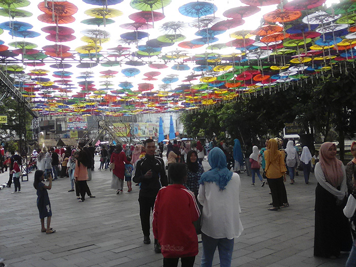 Area Payung Geulis di Taman Kota Jadi Tempat Foto Favorit
