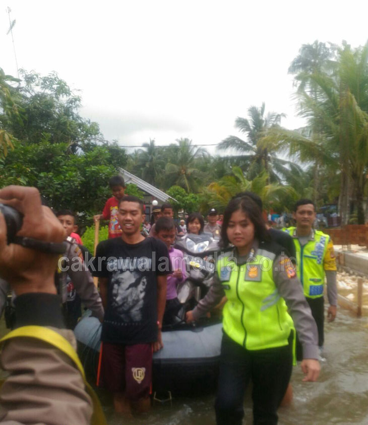 Gunakan Perahu Karet, Polisi Evakuasi Korban Banjir di Desa Babakan