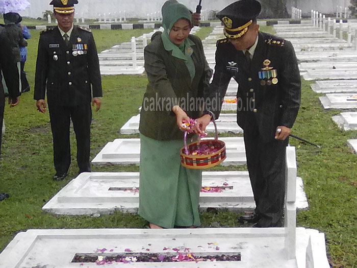 HUT ke-72 TNI, Dandim 0612 Tasikmalaya Ziarah ke Makam Pahlawan