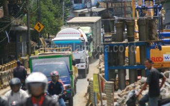 Kemacetan Parah Jalur Bocimi Akibat PUPR Maksa Bongkar Jembatan Cisalopa