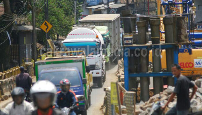 Kemacetan Parah Jalur Bocimi Akibat PUPR Maksa Bongkar Jembatan Cisalopa