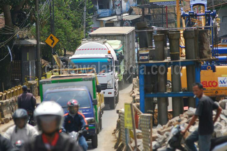 Kemacetan Parah Jalur Bocimi Akibat PUPR Maksa Bongkar Jembatan Cisalopa