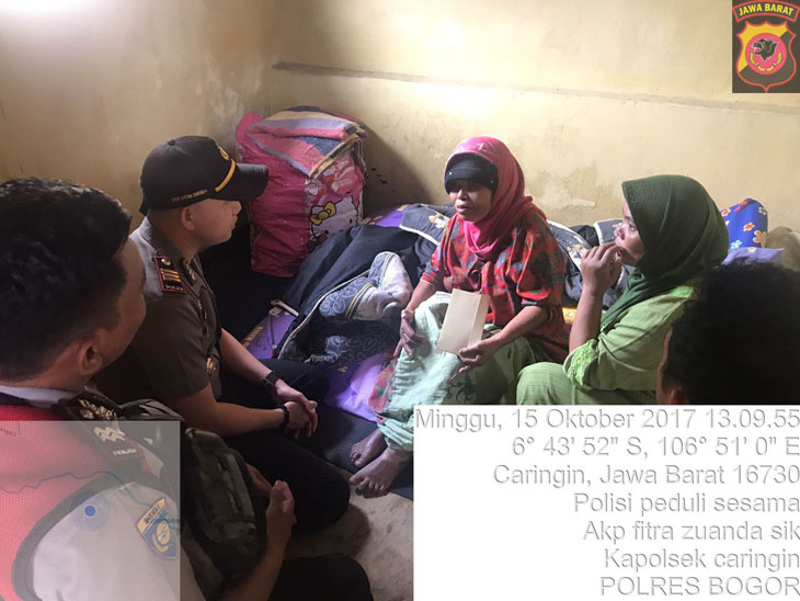 Polisi Peduli Sesama, Polsek Caringin Berikan Bantuan Kepada Nenek Mumun