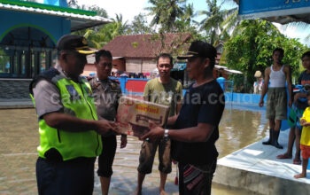 Peduli Bencana, Polres Ciamis Berikan Bantuan Air Bersih dan Puluhan Dus Mie Instan