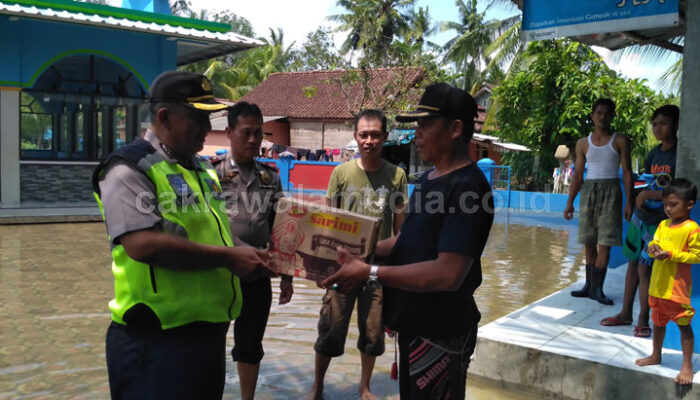 Peduli Bencana, Polres Ciamis Berikan Bantuan Air Bersih dan Puluhan Dus Mie Instan