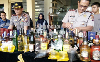 Polisi Sita Ribuan Botol Miras Beserta Kendaraan Roda 4