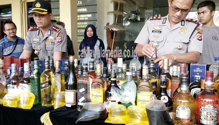 Polisi Sita Ribuan Botol Miras Beserta Kendaraan Roda 4