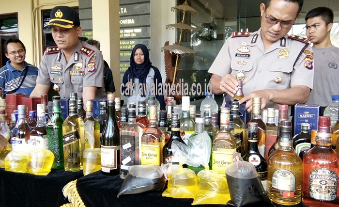 Polisi Sita Ribuan Botol Miras Beserta Kendaraan Roda 4