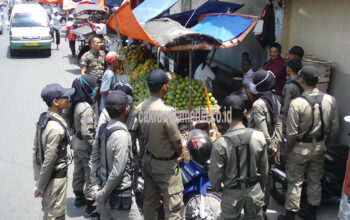 Satpol PP Tegur PKL Jalan Mitrabatik