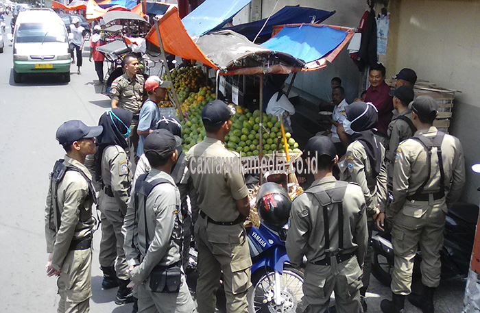 Satpol PP Tegur PKL Jalan Mitrabatik