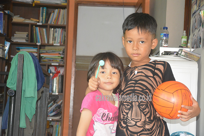 Tinggal di Rumah Dirman; Dimas Ingin Disunat, Puspa Senang Telur Dadar