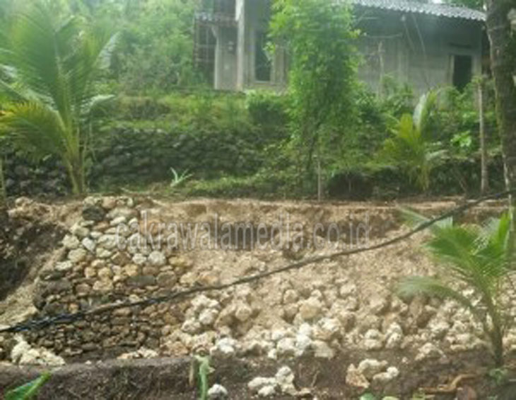 hujan-deras-selama-dua-hari-akibatkan-tanah-longsor-di-putrapinggan