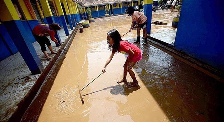 PGRI Cabang Sidamulih Santuni Keluarga Korban Longsor Kalijati