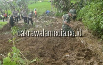 Kedua Kalinya, Sebuah Bukit di Cigalontang Alami Longsor Hingga Tutup Jalur Transportasi