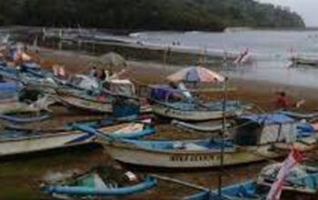 Cuaca Buruk Penghasilan Nelayan Pangandaran Menurun