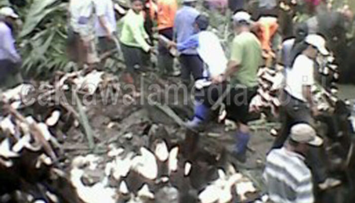 Kerap Banjir, Warga Babakan Tebang Pohon Dahon di Pinggir Sungai Cikidang