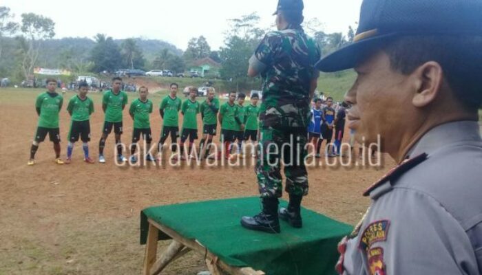 Atasi Rawan Konflik Tawuran Sejumlah Angota Polres Gelar Sepak Bola Persahabatan