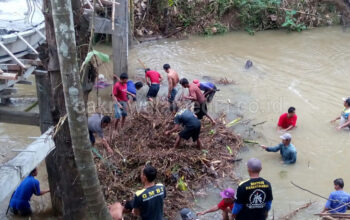 Pasca Diterjang Banjir Bandang, Warga Sukahurip Bersihkan Tumpukan Sampah
