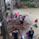 Pasca Diterjang Banjir Bandang, Warga Sukahurip Bersihkan Tumpukan Sampah