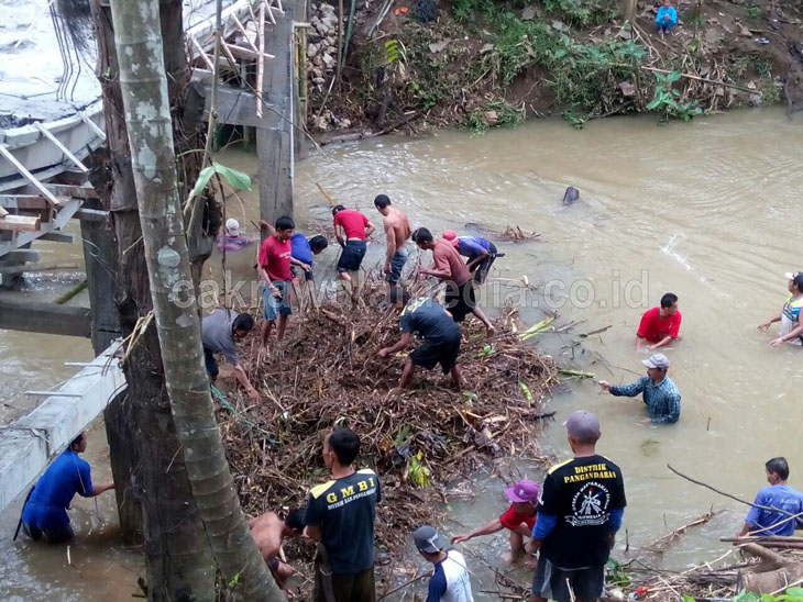 Pasca Diterjang Banjir Bandang, Warga Sukahurip Bersihkan Tumpukan Sampah