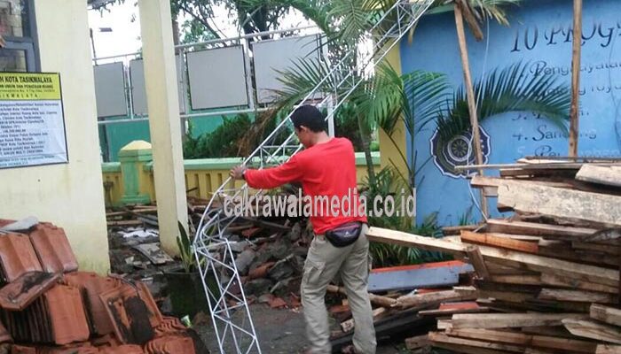 Antena Jaringan E-KTP di Kecamatan Cipedes Roboh