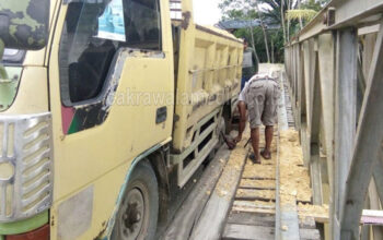 Batalan Kayu Jembatan Bailey Rusak, Dump Truk Bermuatan Batu Amblas