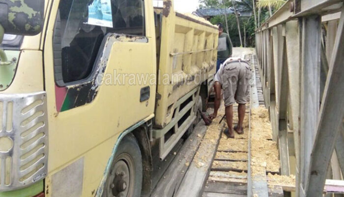 Batalan Kayu Jembatan Bailey Rusak, Dump Truk Bermuatan Batu Amblas