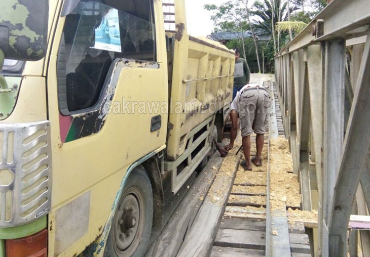 Batalan Kayu Jembatan Bailey Rusak, Dump Truk Bermuatan Batu Amblas