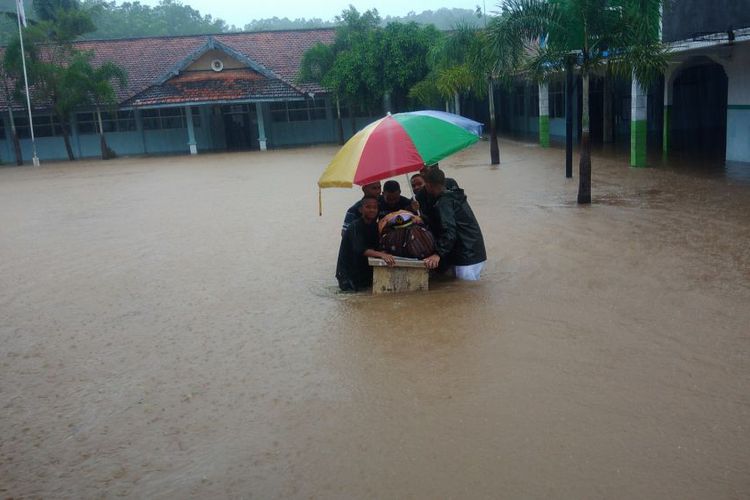 Di Guyur Hujan Kali Mambu Meluap; Jogya Dilanda Banjir