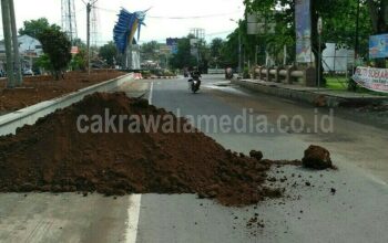 Pengendara Motor Nyaris Celaka Akibat Tumpukan Tanah