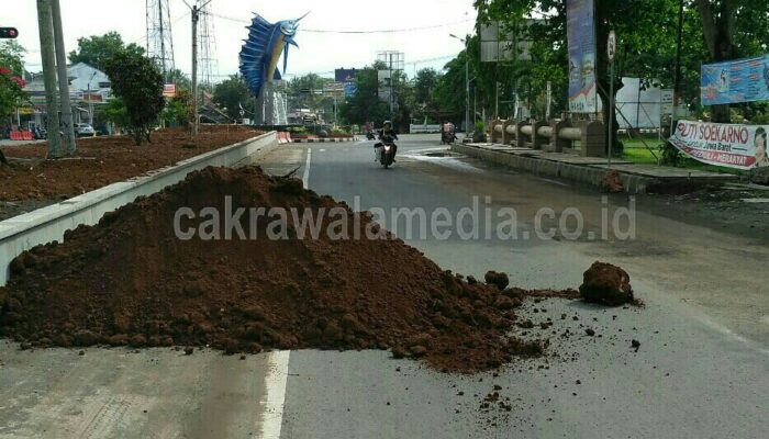 Pengendara Motor Nyaris Celaka Akibat Tumpukan Tanah