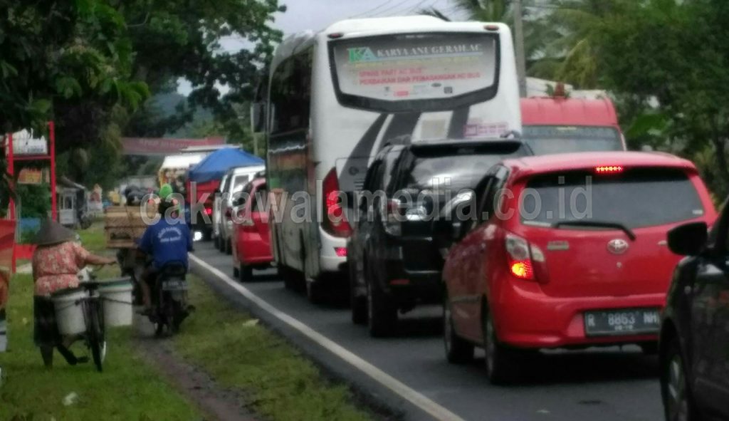 Pekerjaan Jembatan Permanen Ciputrapinggan Molor Sebabkan Arus Lalin Tersendat
