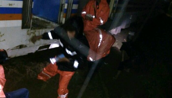 KA Mutiara Selatan Nyaris Terhantam Longsoran Tanah Di Km 239 Station Cipeundey Tasikmalaya