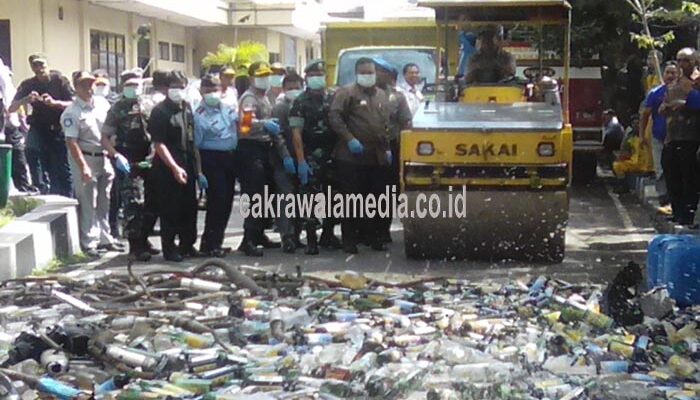Gelar Operasi Lilin Cipkon 2017, Polisi Amankan Ribuan Botol Miras