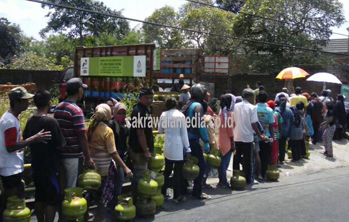 LPG Subsidi 3 Kg Langka, Ratusan Warga Jiwa Besar Rela Antre