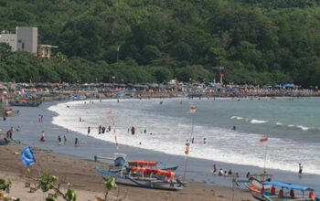 Libur Panjang, Ribuan Wisatawan Padati Pantai Pangandaran