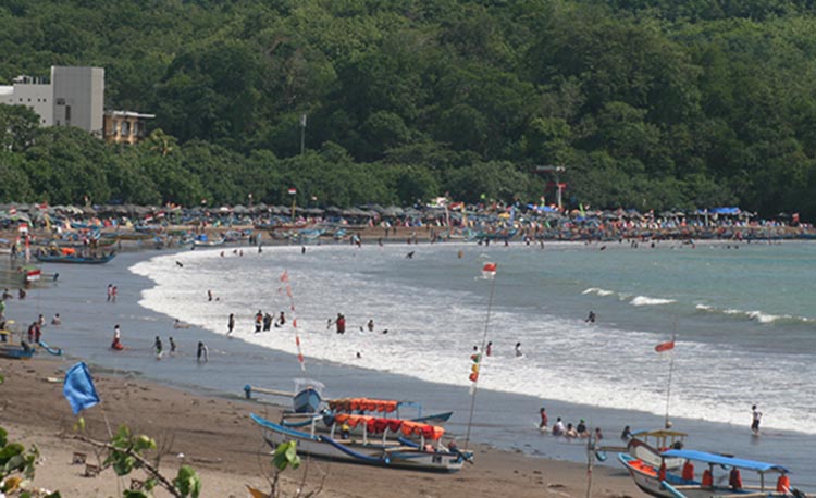 Libur Panjang, Ribuan Wisatawan Padati Pantai Pangandaran