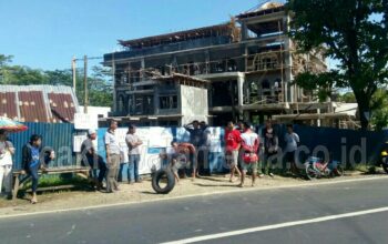 Ratusan Buruh Proyek Masjid di Kalipucang Mogok Kerja dan Segel Bangunan